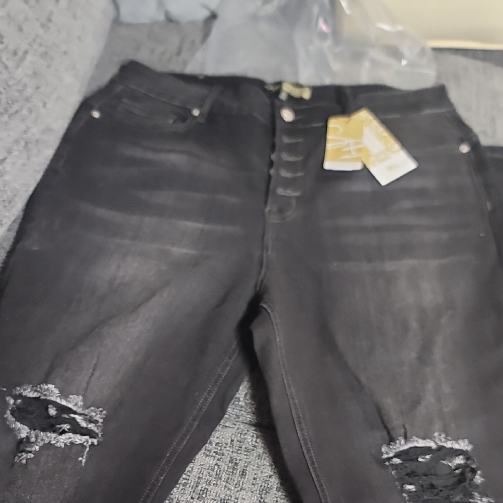 Suzanne Betro Black Distressed Skinny Jeans